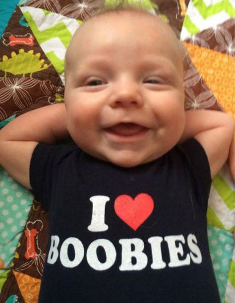 Baby in I love boobies onesie ~Awkwardly Funny Family Photos Funny Family Photos, Funny Baby Pictures, Funny Jokes For Adults, Family Humor, Memes Humor, Funny Love, Fun Quotes Funny, Baby Grows, Best Funny Pictures