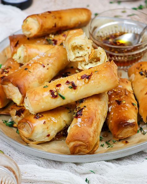 Honey Feta, Feta Rolls, Chili Honey, Honey Sauce, Parents Love, Snacks Für Party, Yummy Appetizers, My Parents, Meal Ideas