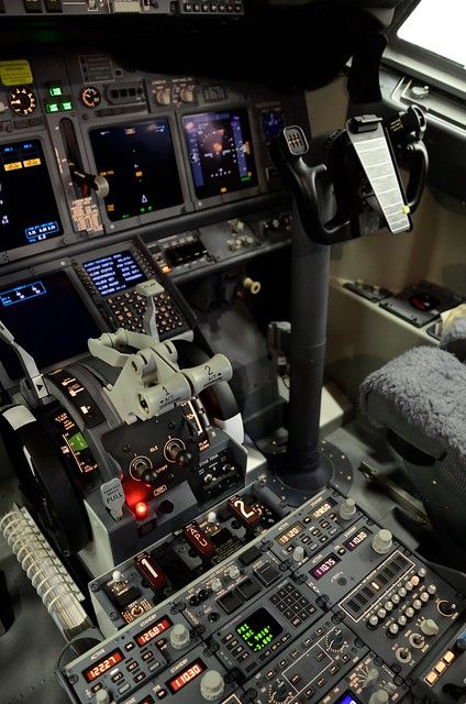 Boeing 737 Cockpit, Pilots Quotes Aviation, Airline Interiors, Airplane Cockpit, Pilot Career, Flight Simulator Cockpit, Northwest Airlines, Aviation Technology, Cool Garages