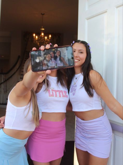 Sorority Big/Little Reveal Inspo Big Little Pictures, Sorority Big Little Reveal, Big/little Baskets, Sorority Poses, Big Little Basket, Group Picture Poses, Fam Pics, Sorority Ideas, Big Little Shirts