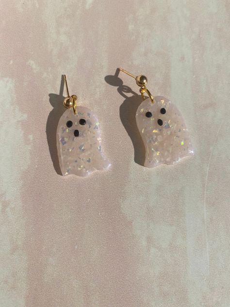 Ghost Earrings Polymer Clay, Polymer Clay Ghost Earrings, Halloween Earrings Diy, Halloween Earrings Polymer Clay, Polymer Clay Halloween, Etsy Halloween, Halloween Clay, Diy Earrings Polymer Clay, Handmade Clay Jewelry