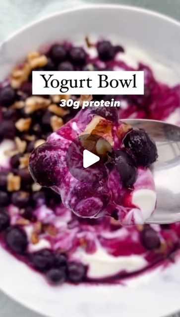 Emily | Simple Healthy Recipes on Instagram: "If you know me then you know my love for a high protein yogurt bowl 🥰  I eat this multiple times a week, it keeps me full & packed with all the goodness I need to crush my goals - the warmed berries are the key, low sugar, high protein and delicious. 🙌🙌🙌  Recipe ⬇️  3/4 cup high protein Greek yogurt 1/4 cup cottage cheese 1 scoop protein collagen Frozen blueberries, heated up with a squeeze of lemon Topped with 1 tsp chia seeds,  1 tbsp nut butter or crushed nuts   Enjoy x   #highproteinmeals #highproteinlowcarb #proteinrecipes #yogurtbowl #collagen #healthyrecipes #yogurtrecipes #chiaseeds" High Protein Yogurt Bowl, Blueberry Cottage Cheese, Protein Greek Yogurt, Yogurt Recipes Healthy, High Protein Yogurt, Fred Again, Protein Yogurt, Protein Lunch, Yogurt Bowl