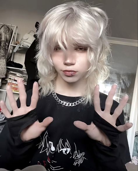 nagito on ig White Wolfcut, Alt Hairstyles, Long To Short Haircut, My New Haircut, Wolf Haircut, Short Hair Tomboy, Short Grunge Hair, Hair Inspiration Short, Haircuts Straight Hair