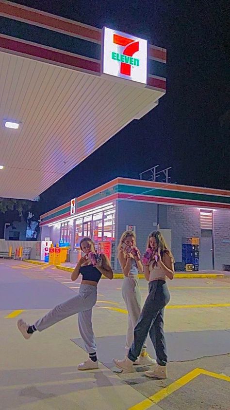 Foto Best Friend, Best Friends Shoot, 7 Eleven, Birthday Idea, Best Friend Photos, Cute Friend Pictures, Bestie Goals, Indie Aesthetic, Friend Goals