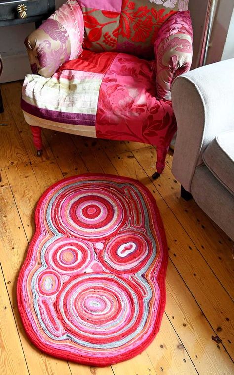 Gorgeous Colorful Soft Rug From Old Sweaters Crate Stools, Reuse Old Clothes, Wicker House, Denim Rug, Tshirt Rug, Beautiful Throw Pillows, Quick Crafts, Old Sweater, Diy Magazine