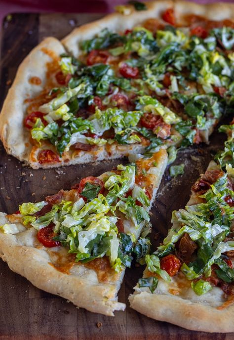 BLT Pizza with Avocado Dressing Blt Pizza Recipe, Blt Pizza, Blt Recipes, Corned Beef Sandwich, Creative Pizza, Pizza Roll, California Pizza Kitchen, California Pizza, Pizza Kitchen