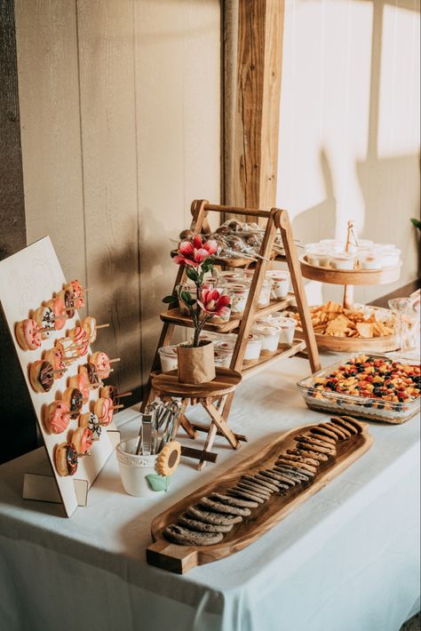 Graduation Party Western Theme, Grad Party Snack Table, Rustic Country Graduation Party, Western Boho Graduation Party Ideas, Country Grad Party Ideas, Graduation Tables Display, Grad Party Treats, Grad Party Ideas Pink, Western Grad Party