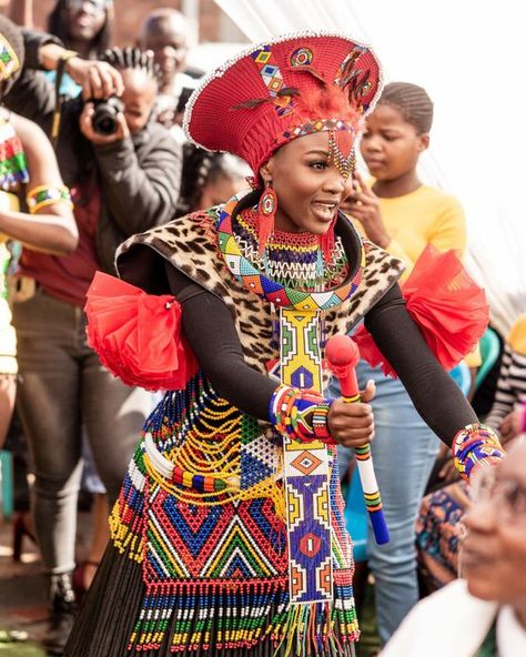 Embracing Culture: Zulu Traditional Attire. - Gist94 African Traditional Dresses Zulu, Zulu Women Beauty, Zulu Attire, Zulu Beads, Zulu Culture, Zulu Bride, Zulu Traditional Wedding, Zulu Traditional Attire, Africa Drawing