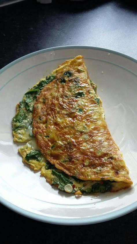 Spinach omelette Indian Diet Recipes, Spinach Omelette, Healthy Food Menu, Healthy Food Inspiration, Quick Recipes Snacks, Makanan Diet, Healthy Food Dishes, Healthy Homemade Recipes, Healthy Lifestyle Food