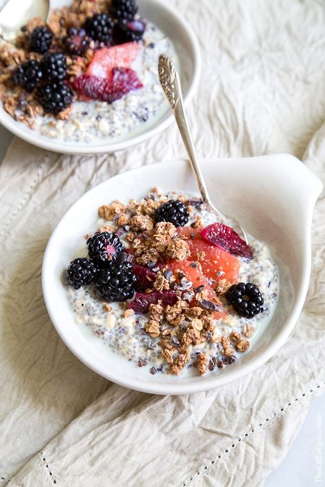 Chia Oatmeal Breakfast Bowl- The Little Epicurean Chia Oatmeal Breakfast, Oatmeal Breakfast Bowl, Chia Oatmeal, Pudding Recept, Cheesy Bread, Oatmeal Breakfast, Breakfast Bowl, Diet Vegetarian, Vegan Breakfast