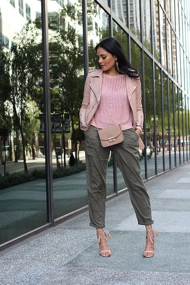 Pink Cargo Pants With Pockets For Fall, Trendy Pink Fall Joggers, Pink And Khaki Outfit, Pink Wide-leg Cargo Pants For Fall, Outfit Rosado, Pink Cardigan Street Style, Oversized Chic Pink Cardigan, Dress Code Casual, Wide Leg Jeans Outfit