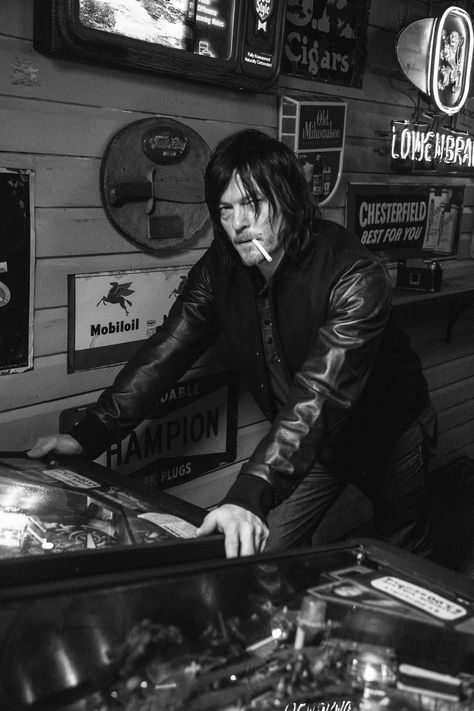 A very special sneak peek of our shoot with @wwwbigbaldhead #normanreedus. Order here - http://tinyurl.com/oz2b74k #TWD pic.twitter.com/Gt1t895OBG Darryl Dixon, Walking Dead Daryl, Boondock Saints, Fear The Walking, Stuff And Thangs, Rick Grimes, Daryl Dixon, Norman Reedus, Film Serie