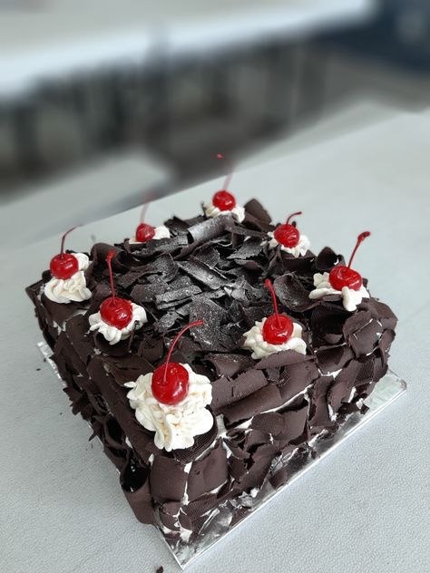 Cake Kotak, Chocolate Cake Square, Black Forest Cake Decoration, Carrot Cake Recipe From Scratch, Cake Potong, Simple Cake Designs, Black Forest Cake, Cake Recipes From Scratch, Forest Cake