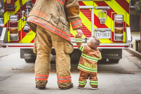 fire fighter dad // birthday photography // baby boy and dad // fireman // fireman party // first birthday Baby Firefighter Pictures, Father Son Firefighter Pictures, Firefighter Baby Pictures, Fireman Photography, Newborn Firefighter, Firefighter Engagement Pictures, Fireman Wedding, Firefighter Engagement, Firefighter Photography