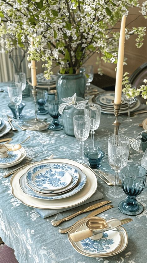 Light Blue Thanksgiving Table, Martha Stewart Tablescapes, Blue Table Setting Ideas, Paris Table Decor, Table Settings Round Tables, Blue Thanksgiving Table Decor, Table Scapes Wedding, Luxury Thanksgiving, Vintage Dinner Table