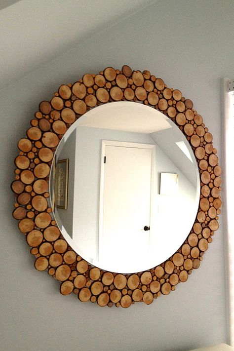 Create the illusion of wider space with this wood slice mirror. It's also perfect way to introduce an outdoorsy element into a room. Diy Rustic Home, Mirror Frame Diy, Diy Rustic Decor, Wood Slice Crafts, Circular Mirror, Diy Mirror, A Mirror, Mirror Designs, Wood Slices