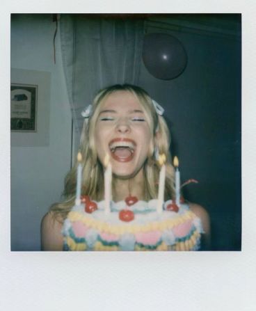 Poses Ideas For Birthday, Birthday Night Aesthetic, Birthday Cake Poses, Birthday Photo Aesthetic, Aesthetic Birthday Photos, Birthday Photoshoot With Cake, Birthday Photo Ideas Aesthetic, Birthday Photo Ideas Instagram, Bday Party Aesthetic