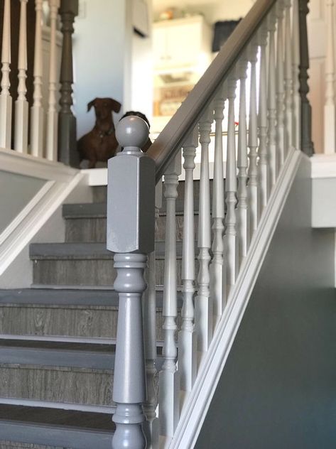 Paint Banister, Painted Staircase Railing, Banister Spindles, Wooden Banister, Painting Wooden Stairs, Banister Makeover, Simple Stairs, Painted Banister, Painted Stair Railings