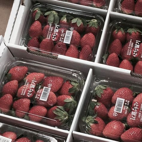 Think Food, Japan Aesthetic, Japanese Aesthetic, Red Aesthetic, Pretty Food, Cute Food, Aesthetic Food, Strawberries, Nom Nom