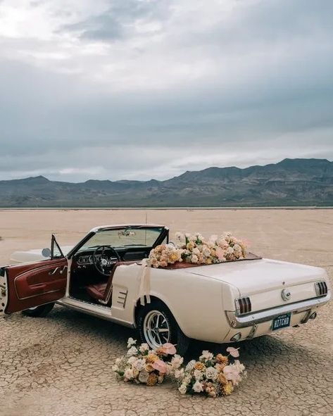 Old Car Wedding Getaway, Vintage Cars For Wedding, Vintage Car Floral Installation, White Vintage Car Wedding, Vintage Car Wedding Decorations, Wedding Cars Vintage, Vintage Car For Wedding, Wedding Convertible Car, Vintage Desert Wedding