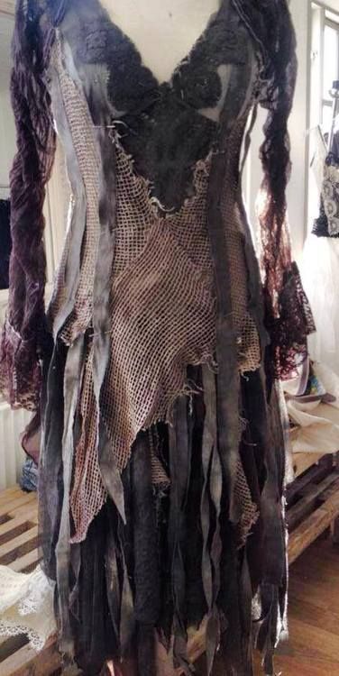 Vodoo Costumes Diy, Ragged Dress, Tattered Cloak, Macbeth Costumes, Ragged Clothes, Tattered Clothes, Tattered Dress, Läskig Halloween, Post Apocalyptic Fashion