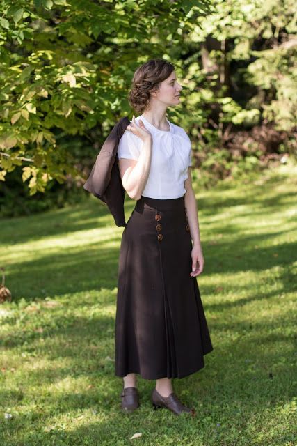 1930s Country Fashion, Brown Suit Outfit, Virgo Midheaven, 1930s Skirt, 1930s Outfits, 1930s Fashion Women, Vintage Outfit Inspiration, Vintage Teacher, Radium Girls