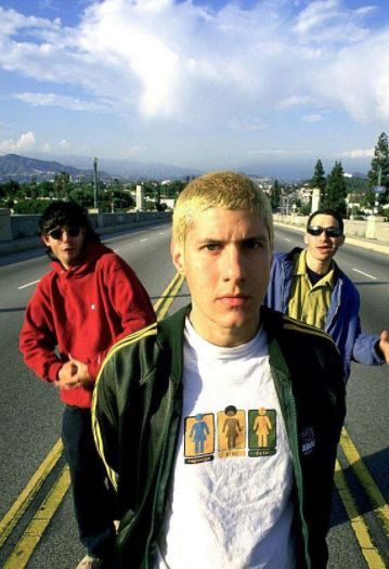 Mike in front. Yauch in red jacket. Adam in blue jacket. Arte Do Hip Hop, Baby Pop, Skater Boy, Beastie Boys, Hip Hop Rap, Man Photo, Sound Of Music, Rave Outfits, Blue Jacket