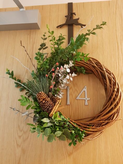 Christmas Willow Wreath, Willow Wreath, Indoor Christmas, Grapevine Wreath, Grape Vines, Christmas Wreaths, Christmas Crafts, Christmas Decorations, Christmas