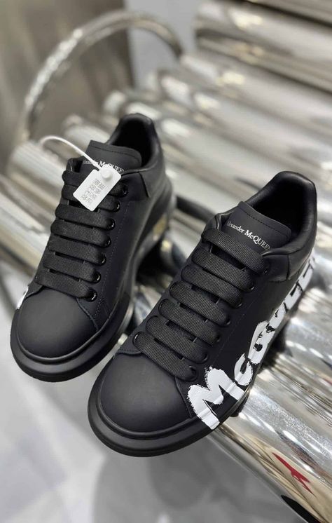 Alexander Mcqueen Sneakers Outfit Dress, Alexander Mcqueen Shoes Outfit Men, Alexander Mcqueen Sneakers Outfit, Alex Mcqueen, Sneakers Alexander Mcqueen, Nike Slippers, Sneakers Outfit Men, Kylie Jenner Look, Alexander Mcqueen Sneakers