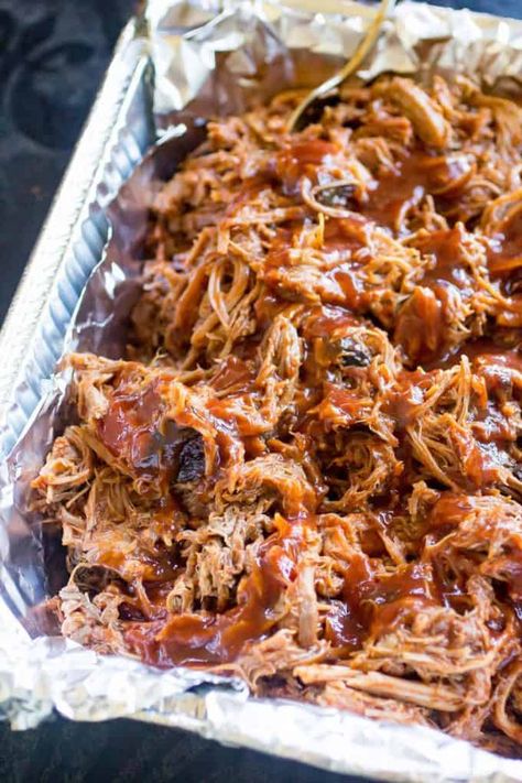 Traeger Pulled Pork Recipe, Traeger Pulled Pork, Wood Pellet Grill Recipes, Traeger Cooking, Traeger Grill Recipes, Summer Bbq Recipes, Pulled Pork Recipe, Smoked Pulled Pork, Traeger Recipes