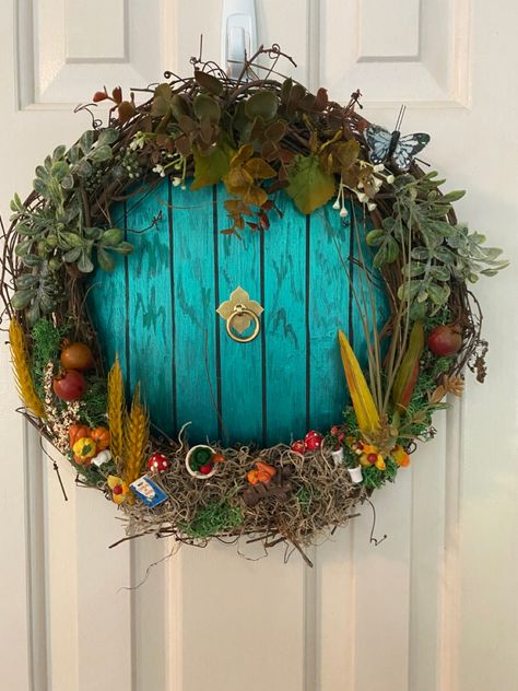 Hobbit Hole Wreath Diy, Hobbit Hole Wreath, Hobbit Door Craft, Hobbit House Door Wreath, Hobbit Door Wreath, Hobbit Door Ornament Diy, Hobbit Doors, Door Reef, Hobbit Core