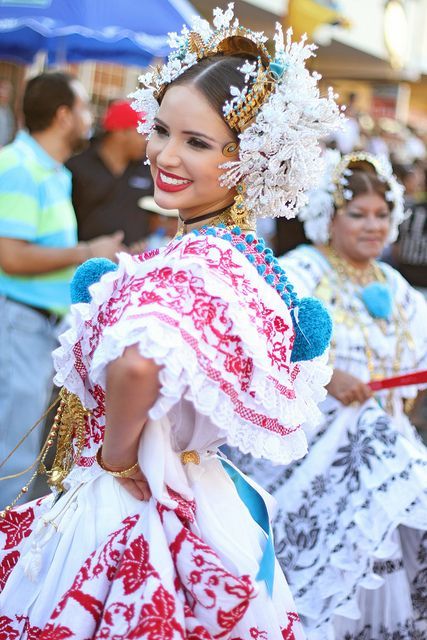 Panama traditional dress Nicaragua Clothing, Panamanian Women, Traditional Clothing Around The World, Costumes Around The World, Mexico Culture, National Dress, We Are The World, Shooting Photo, Traditional Fashion