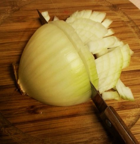 Onion Poultice Chest Congestion, Onion Garlic Honey Remedy, Chest Cold Remedies, Quick Cold Remedies, Head Cold Remedies, Honey Onion, Homemade Antibiotic, Garlic Remedies, Colic Remedies