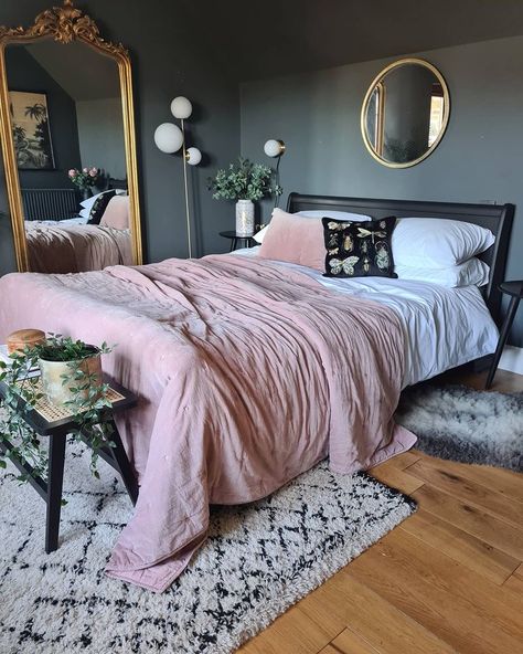 Spunky Bedroom Ideas, Cute Spare Bedroom Ideas, Pink Velvet Bed Bedroom Ideas, Pink Velvet Bedroom, Pink Spare Room, Pink Bedspread Bedroom Ideas, Dark Pink Room Aesthetic, Spare Room Ideas Bedrooms, Downpipe Bedroom