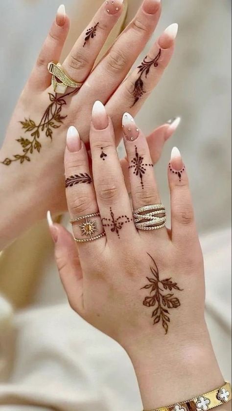 #hennatattoo#hennadesign#henna#mehndidesign#mehndi#snapchat#instagram Mehndi Snapchat, Small Henna Designs, Beautiful Mehndi Designs, Cute Henna Designs, Small Henna, Henna Designs For Kids, Floral Henna Designs, Finger Henna Designs, Henna Tattoo Designs Hand