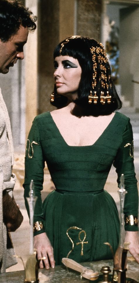 'Cleopatra' (1963). Elizabeth Taylor in green. Costume Designer - Irene Sharaff. Elizabeth Taylor Cleopatra, Queen Cleopatra, Alicent Hightower, 1960's Fashion, Photographie Portrait Inspiration, Actrices Hollywood, Norma Jeane, Movie Costumes, Elizabeth Taylor