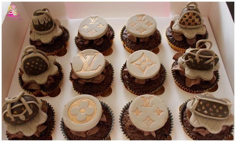 Louis Vuitton cupcakes • cupcakes girly • cupcakes girl • cake decorating • l'atelier de roxane Louis Vuitton Cupcakes, Girly Cupcakes, Magnum Cake, Paris Cookies, Fashion Cupcakes, Cakes Decorated, Patisserie Design, Pop Cake, Cupcake Pictures