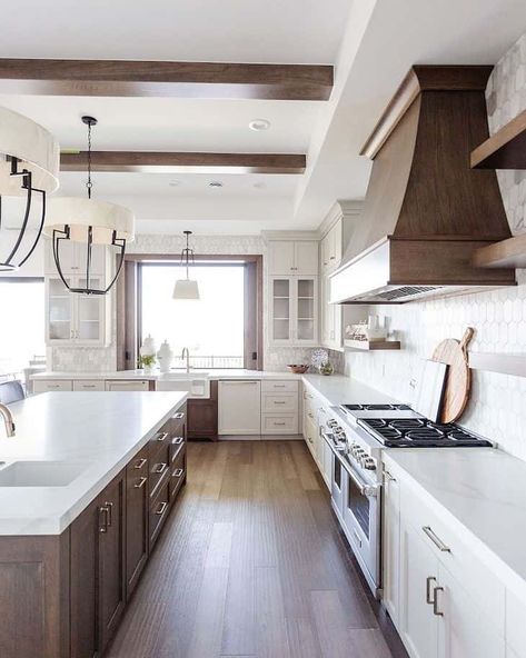 White and wood kitchen design trends - Farmhousehub White Kitchen Rustic, Small White Kitchens, Off White Kitchens, Wood Range Hood, Wood Kitchen Cabinets, Kitchen Design Trends, Smart Kitchen, Kitchen Inspiration Design, Farmhouse Style Kitchen