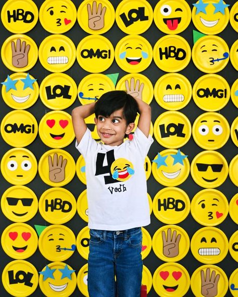 DIY Emoji theme birthday photoshoot Giant Gumball Machine, Emoji Photo Booth, Emoji Party Decorations, Love Emojis, Emoji Diy, Fun Emoji, Baby Birthday Party Theme, Emoji Birthday Party, World Smile Day