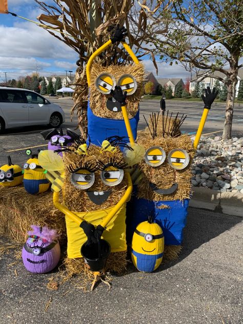 Halloween Decorations Hay Bales, Hay Bale Painting, Halloween Minions, Painted Hay Bales, Confetti Classroom, Halloween Arch, Hay Bale Decorations, Hay Bale Ideas, Autumn Window Display