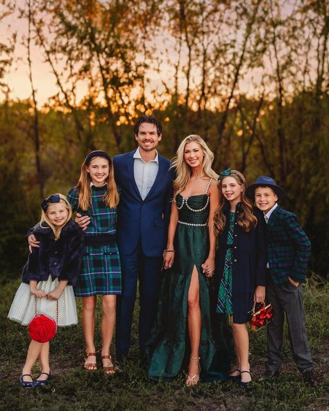 Elegant Family Christmas Photos, Formal Family Photoshoot Outdoor, Formal Family Christmas Pictures, Family Pictures Formal, Elegant Family Photoshoot Classy, Formal Family Photoshoot, Family Pictures With Teenagers, Glam Family Photos, Formal Family Photos