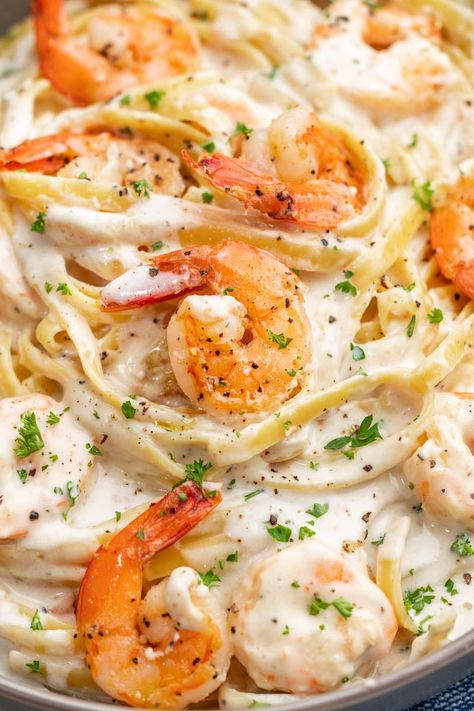 Dive into a creamy, mouthwatering Shrimp Alfredo that's both easy to make and packed with flavor! This foolproof recipe will have you whipping up an Italian classic in no time, perfect for any occasion. Best Shrimp And Grits Recipe, Creamy Shrimp Alfredo, Shrimp Linguine Recipe, Easy Shrimp Alfredo, The Stay At Home Chef, Pasta Creamy, Shrimp Linguine, Linguine Recipes, Stay At Home Chef