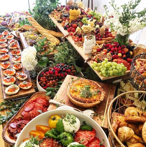 Mediterranean Party Food, Creative Wedding Food, Wedding Food Station Ideas, Wedding Food Station, Table Grazing, Food Station Ideas, Pasta Buffet, Wedding Buffet Table, Buffet Presentation