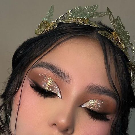 Thalía Barajas on Instagram: "Vean que hermoso el brillo de mis glitters @nuba_cosmetics  y los accesorios de @recadressrental" Cute And Simple Halloween Makeup, Halloween Cute Makeup, Fairy Makeup Looks, Glitter Makeup Ideas, Black Bride Makeup, Makeup Glitter Eyeshadow, Make Up Party, Makeup Social, Hair And Makeup Ideas