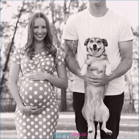 so many wonderful ideas on how to take creative pics with your baby bump! Maternity photo ideas, baby bump photos, pregnancy milestones photo ideas Maternity Photography With Small Dog, Maternity Photos With Dogs Ideas, Fun Maternity Photos, Fun Pregnancy Photos, Fun Maternity Pictures, Fun Maternity Shoot, Bump Pictures, Belly Photos, Baby Bump Photos