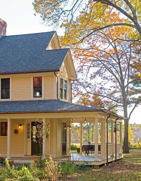 .I would Love to have this porch Abandoned Farm, Farm Houses, Farmhouse Porch, Yellow House, Yellow Houses, Fall Outdoor Decor, Wrap Around Porch, Hus Inspiration, Style At Home