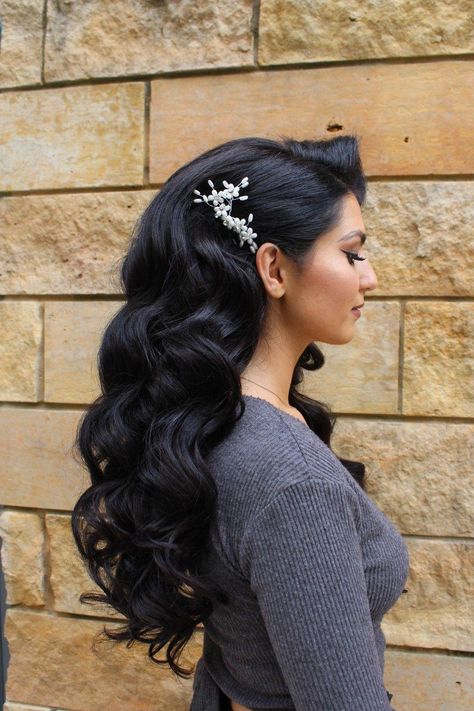 Big glam waves for wedding hair with volume and one side back #weddinghairupdos Side Curls, Wedding Hair Side, Vintage Curls, Glam Waves, Hairstyle Wedding, Vintage Wedding Hair, Long Hair Wedding Styles, Glam Hair, Wedding Hair Inspiration