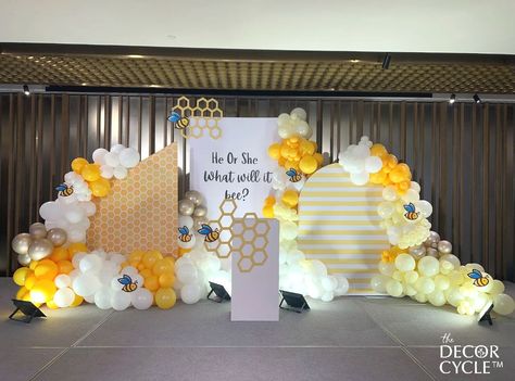 Bee Backdrop, Bee Birthday Theme, Bee Balloon, Honey Bee Theme, What Will It Bee, Bridal Shower Balloons, Yellow Birthday, Baby Shower Yellow, Bee Baby Shower Theme