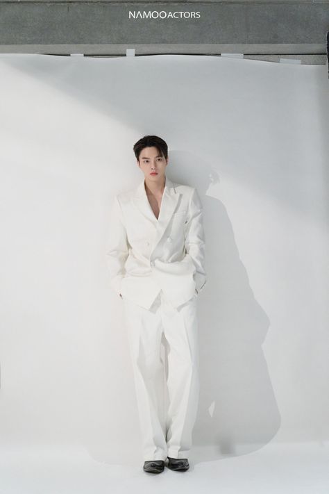 Korean Men Suit, Suit Vest Outfits, Men Graduation Outfit, White Blazer Men, Korean Suit, Formal Suits Men, Kpop Fashion Men, Men's Wedding Outfit, Classy Outfits Men