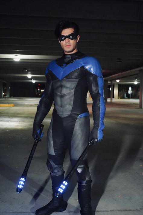 Night Wing Cosplay, Easy Guys Halloween Costumes, Mens Superhero Costumes, Nightwing Halloween Costume, Wonder Man Costume, Cosplay Ideas Men, Male Costume Ideas, Nightwing Suit, Nightwing Pfp